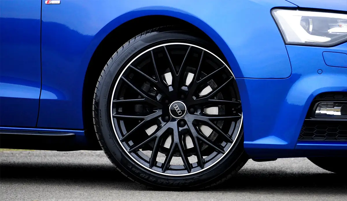 Nahaufnahmen eines Reifen auf einem blauen Audi